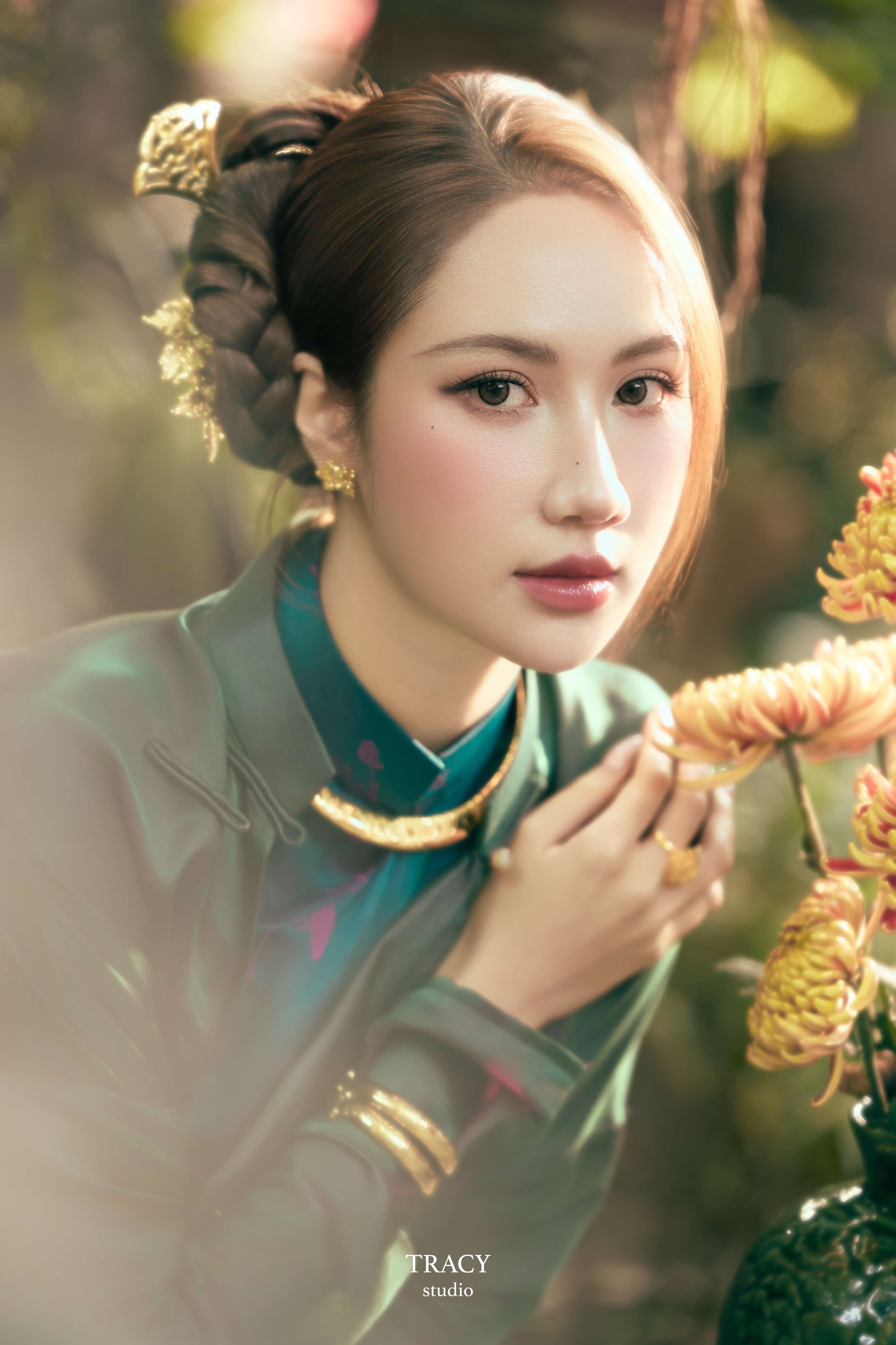 frontend/img/gallery/anh-tet-yem-ao-dai/tracy-studio-chup-concept-ao-dai-chi-mai (7).jpg